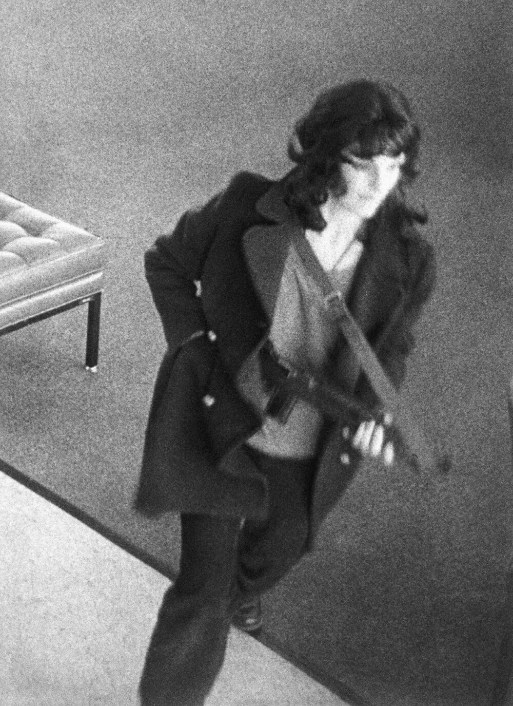<b>RANET:</b> En bevæpnet Patty Hearst, alias Tania, fanget opp av overvåkningskameraet til Hibernia Bank i San Francisco da banken ble ranet av den venstreradikale terrorgruppen SLA i april 1974. 