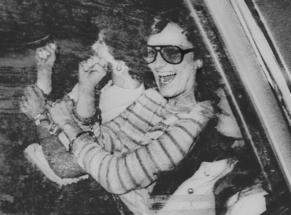 <b>MUNTER:</b> En tilsynelatende munter Patty Hearst blir fraktet bort fra fengslingsmøtet i San Francisco 18. september 1975.