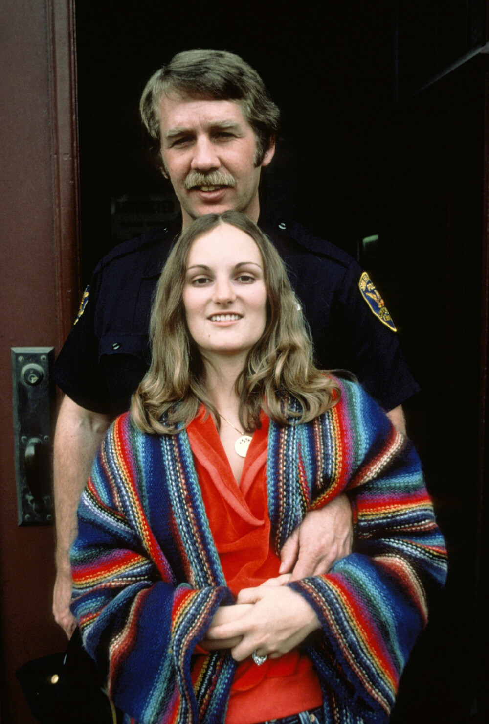<b>GIFT MED LIVVAKTEN:</b> Etter å ha sluppet ut av fengselet, giftet Patty Hearst seg med den tidligere politimannen Bernard Shaw i april 1979. Shaw ble ansatt som Hearsts livvakt da hun ble løslatt i 1979. De har to voksne døtre sammen. 