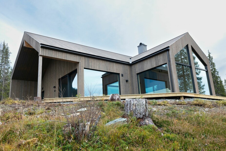 <b>HYTTEDRØMMEN:</b> Tiril har sammen med forloveden bygget sin flotte hytte på en tomt skilt ut fra svigerfars gård i Høydalsmo. De har hatt fokus på lokale leverandører og håndverkere i byggeprosessen.