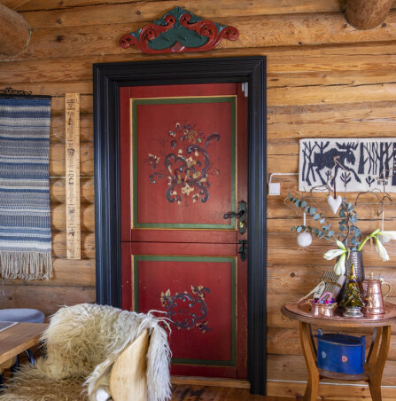 KUNSTVERK: Den flotte, rosemalte døra er malt av Elsa Rypdal, som var tanta til Steinar.