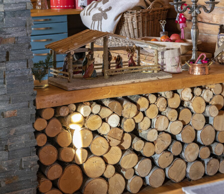 SMART SKILLE: For å dele opp kjøkken og stue har Steinar laget et skille av oppkappede stammer. Kreativt!