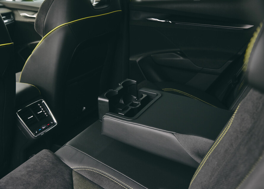 God standard: Godt med plass i baksetet og fine flaskeholdere i armlenet. Du kan også få Enyay levert med USB-C-porter og 230V-uttak for baksetet.