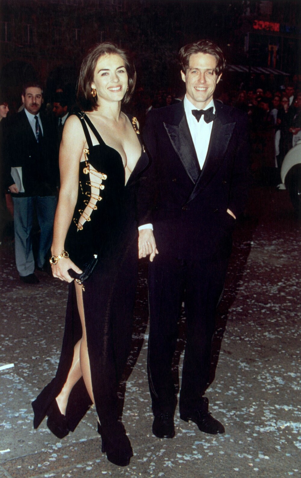 <b>STJERNEPAR:</b> Elizabeth Hurley var Hughs kjæreste i 13 år. I 1994 ble kjolen hennes en skikkelig snakkis etter at paret dukket opp på premieren til «Fire bryllup og en gravferd» i London. 