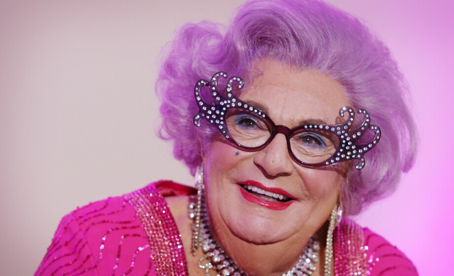 BARRY HUMPHRIES: Komikeren og skuespilleren Barry Humphries døde på St. Vincent’s Hospital i Sydney i Australia 22. april. Han ble 89 år gammel.