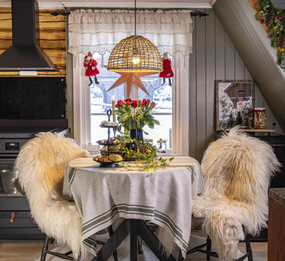 KOSELIG KROK: Line og Øystein synes det er fint å sitte her ved kjøkkenbordet og se ut over hyttetunet de har skapt.
