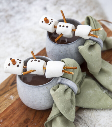 KAKAO: Lene serverer varm kakao med søte, små marshmallows-snømenn.