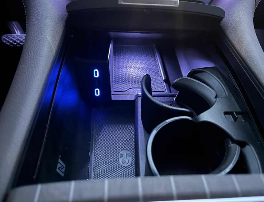 Litt klønete: Det trådløse ladepunktet for mobiltelefonen er plassert litt klønete innenfor koppholderne.