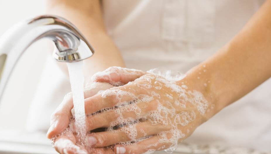 HÅNDVASK: God håndhygiene er viktig for å unngå smitte. Vask heller hendene en gang for mye enn for lite..