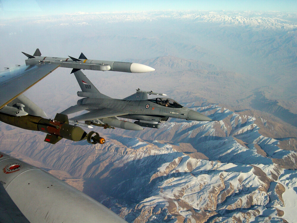 <b>RISKABEL TRANSITT:</b> To norske F-16 på vei til patruljerings­oppdrag over Afghanistan. De høye fjellkjedene ga ingen mulighet for nødlanding.