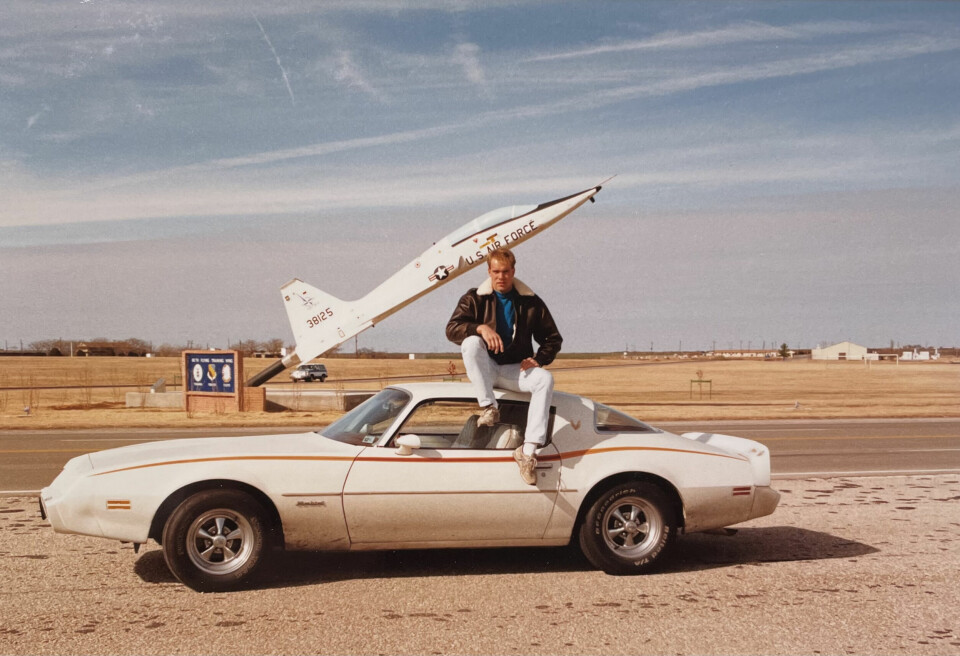 UNG OG LOVENDE: Simastuen har selv vært elev på Sheppard på 1980-tallet. I god Top Gun-tradisjon har elevene alltid sørget for kjøretøy som står i stil med jagerflyene.