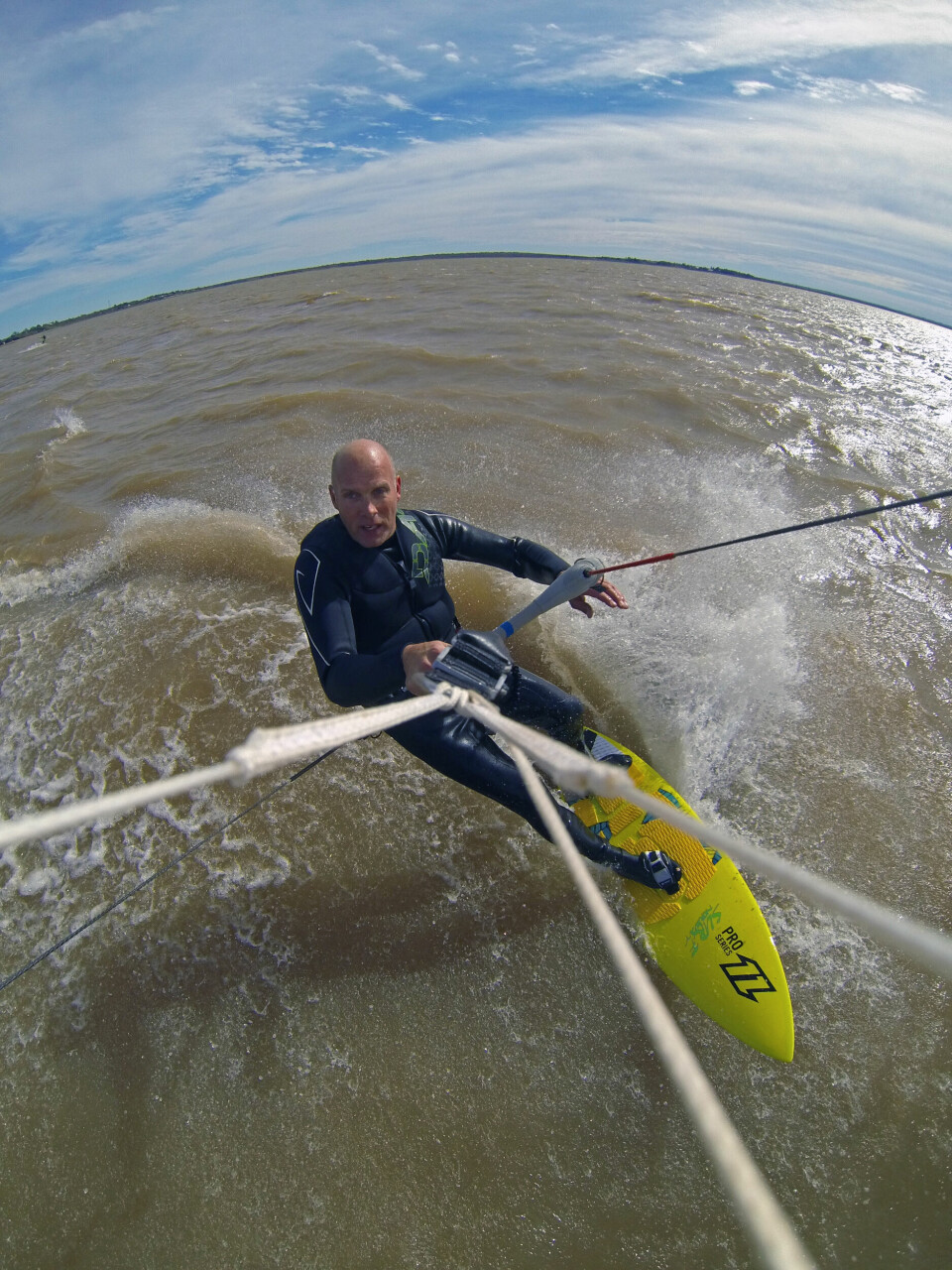 SURF: Kallenavnet skyldes en langvarig lidenskap for windsurfing og kitesurfing. Selv om det er 600 kilometer til nærmeste kyst, har Simastuen funnet en lokal innsjø som duger.