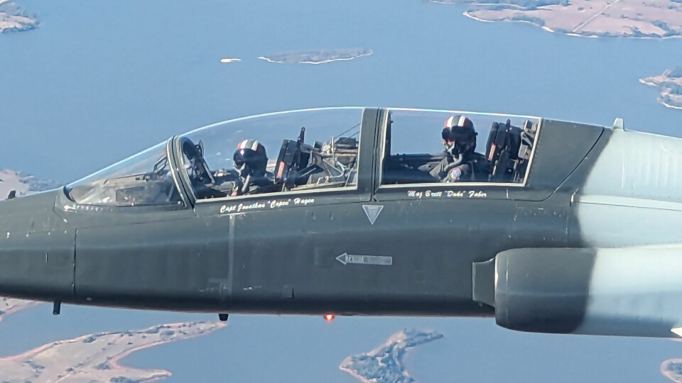 TRIVES I LUFTA: «Kontoret» er i baksetet på treningsjageren T-38.