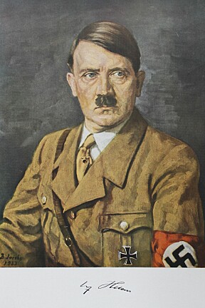 <b>ORIGINAL:</b> Adolf Hitler med (angivelig) ekte signatur. .