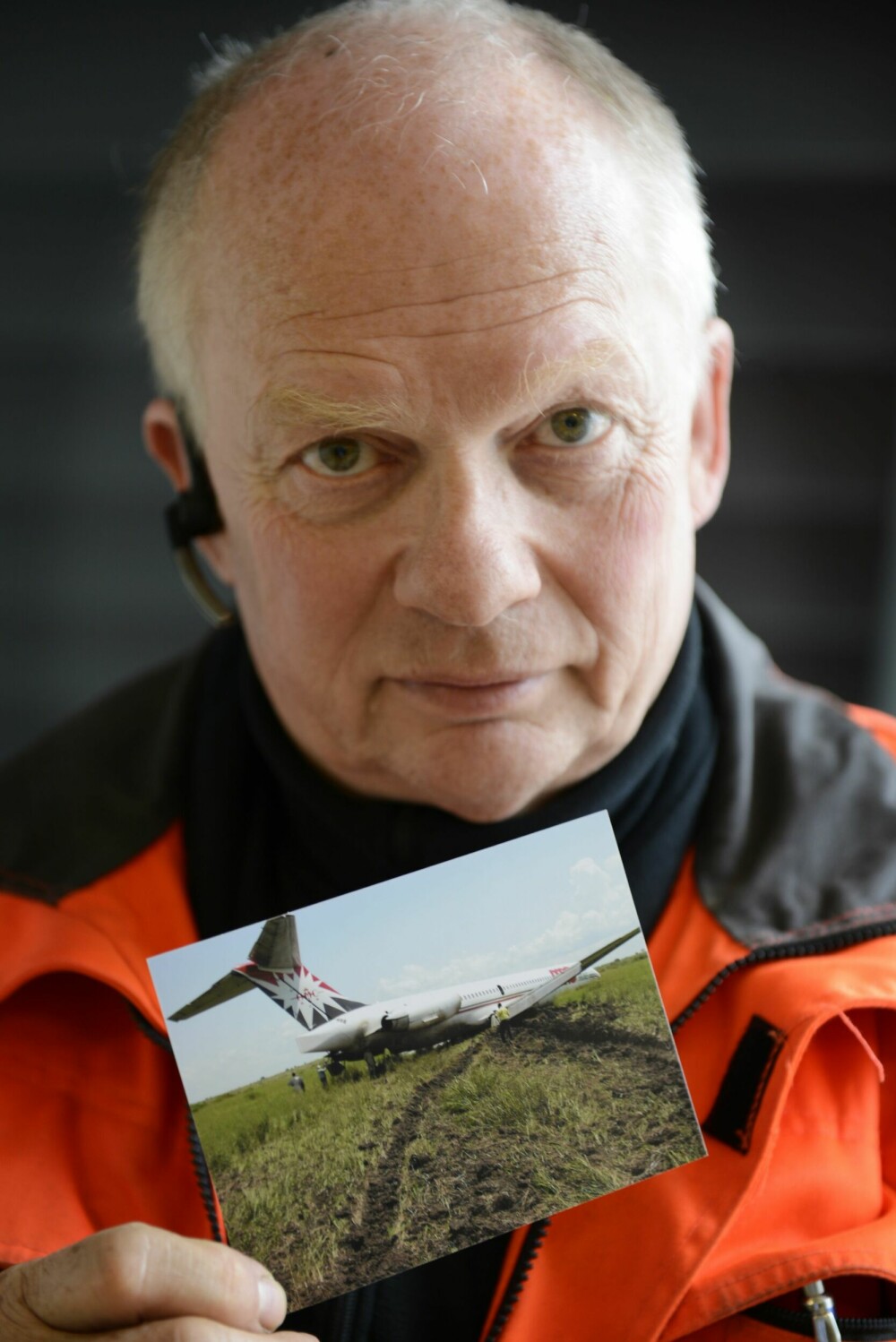 <b>BERGINGSEKSPERT:</b> Øyvind Hemb viser frem bildet av passasjerflyet han berget ut av et minefelt i Sudan. Han mener det blir realistisk å fly den russiske Airbus-maskinen ut av åkeren ved egen hjelp.