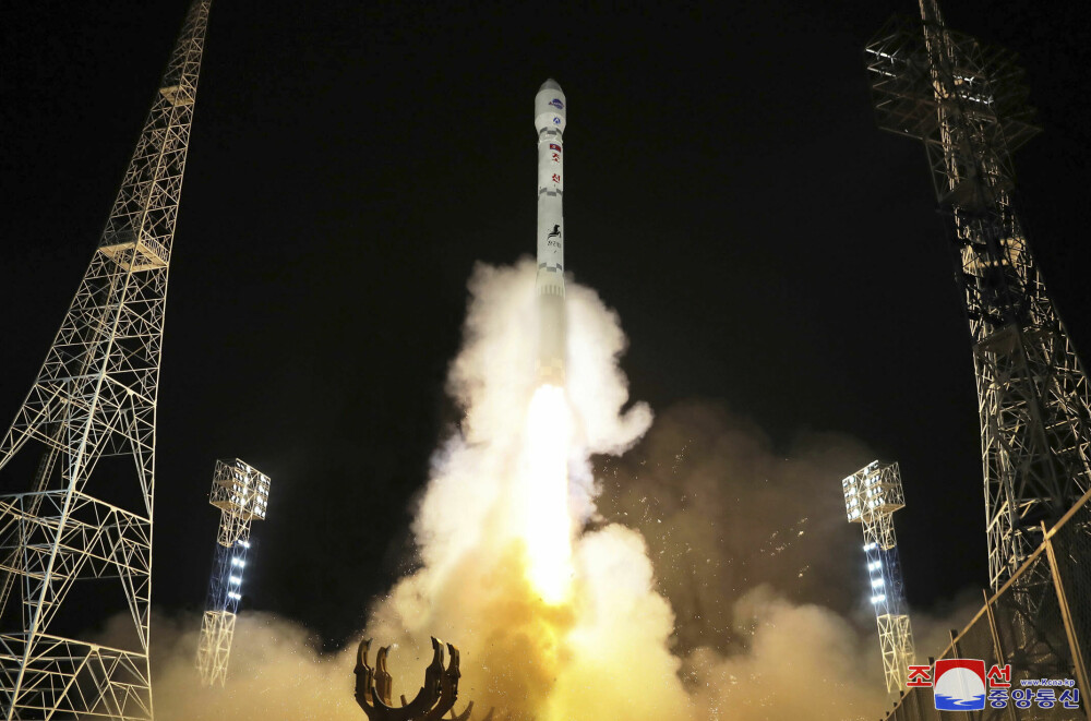 <b>OPPSKYTNING:</b> Bildet skal vise raketten Chollima-1, men det er ikke bekreftet av andre nyhetsbyråer enn det statlige i Nord-Korea.