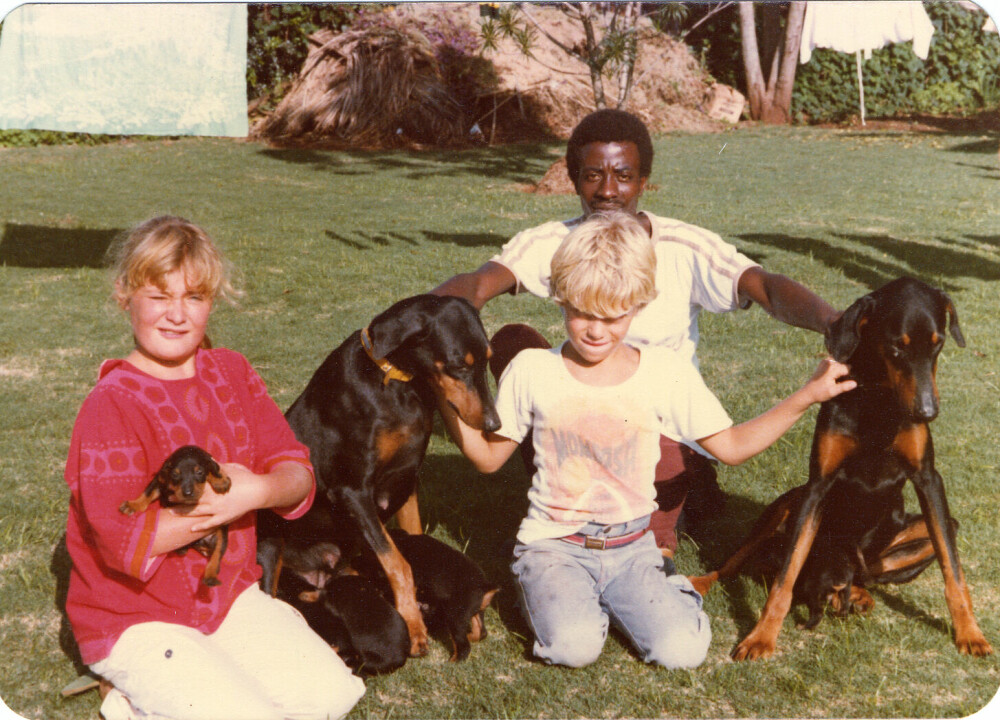 <b>FORDOMSFRI:</b> – Jeg gikk på en internasjonal skole i Nairobi, hvor vi ble lært å være fordomsfrie, sier Hilde. Her med broren Morten, hundene og en lokal venn. 