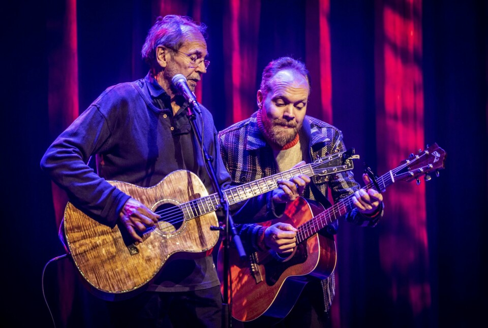 MED IDOLET: Ole Paus var et idol for Jon Niklas Rønning helt siden han var barn. Senere ble han parodiert av sin største fan, de to fant tonen og jobbet sammen ved flere anledninger.
