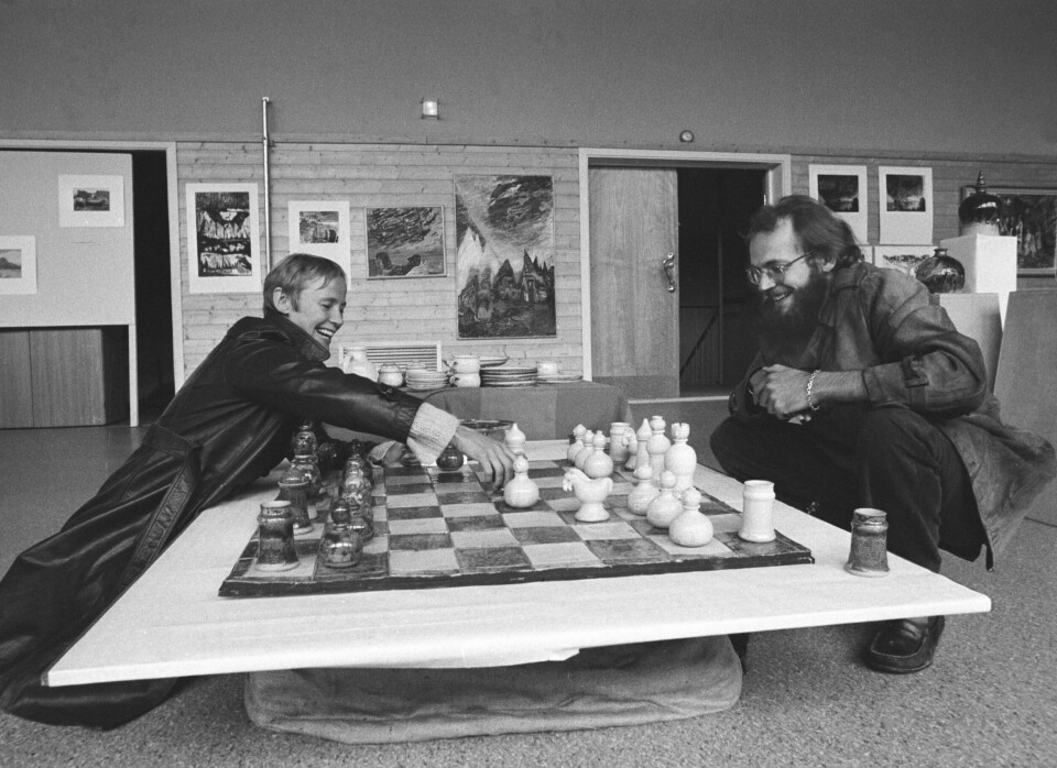 11 ÅR ELDRE: I 1973 ble Ole samboer med den 11 år eldre skuespilleren Henny Moan. De fikk sønnen Sole året etter. Her spiller de sjakk sammen i 1975. Året etter var forholdet over, men Ole var evig takknemlig for Henny.