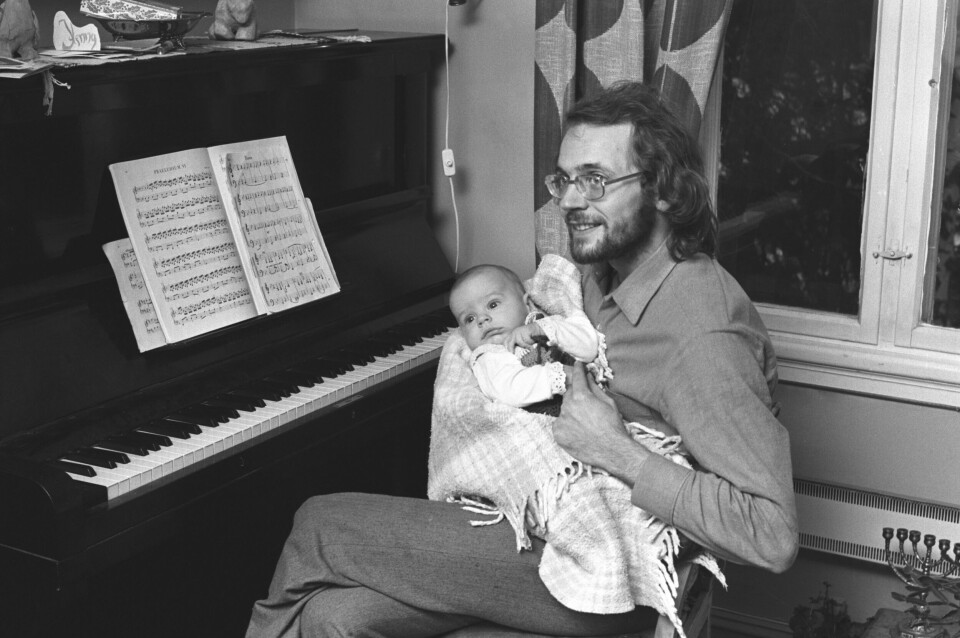NYBAKT PAPPA: I november 1974 viste en stolt Ole Paus frem sin første sønn Sole Christian Paus ved pianoet hjemme i Oslo. Til sammen ble han pappa til seks barn.