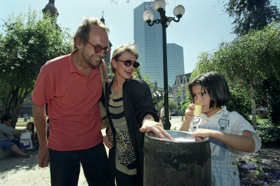 ANDRE EKTESKAP: I 1991 giftet Ole seg med journalisten Randi Heide og adopterte hennes to døtre. Her er eksparet på en reise til Chile i 1994.