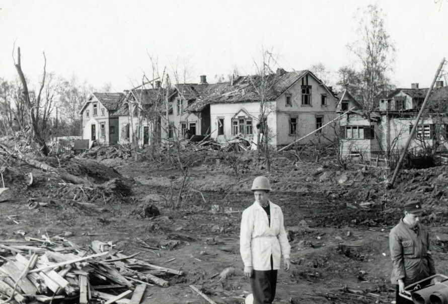 SISTE OFRE: På Vallø utenfor Tønsberg gjennomførte Royal Air Force sitt siste store luftangrep under 2. verdenskrig, bare to uker før freden. 53 sivile nordmenn døde fordi de allierte mente oljeraffineriet på Slagentangen produserte diesel til tyske ubåter.