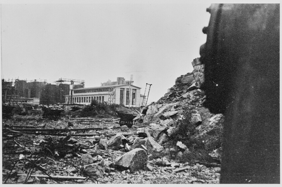 STØRSTE ANGREP: Norsk Hydros lettmetallfabrikk på Herøya lå i ruiner og brannene klarte man ikke å slukke før etter 14 dager.