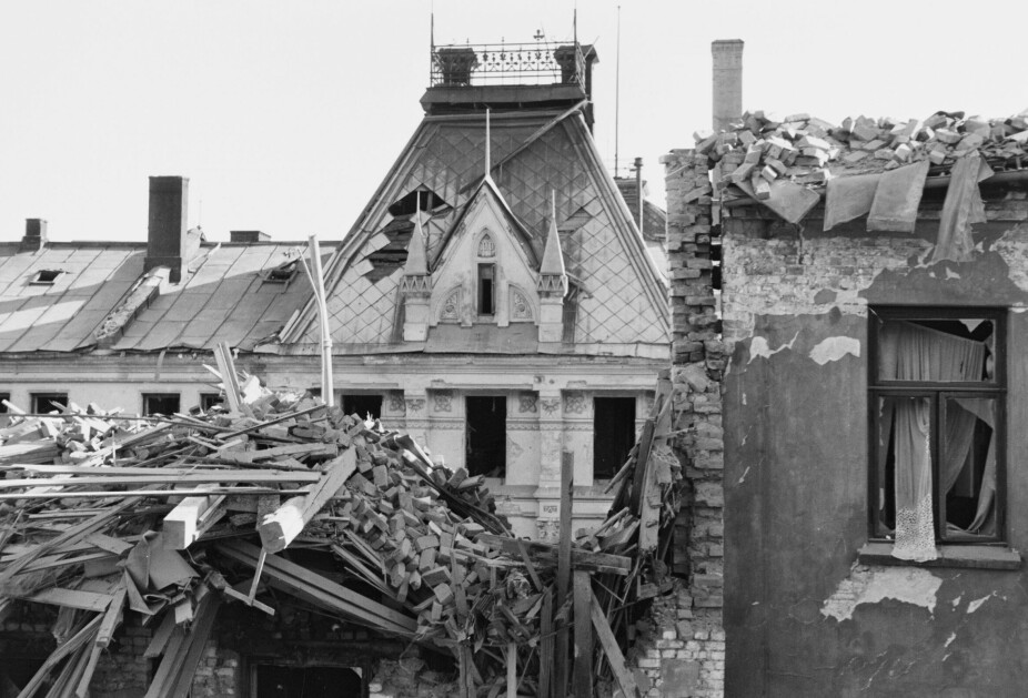 <b>UBESUDLET:</b> Hjemmefronten ivret etter å få bombet Victoria terrasse (bak) i Oslo der Gestapo hadde sitt fryktede hovedkvarter. Første angrep i 1942 førte til død og øde­leggelser − men ikke i Victoria terrasse.