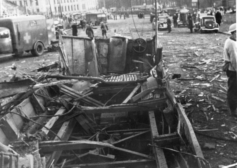 <b>DØDENS TRIKK:</b> Ombord i trikken på vei fra Majorstuen mot Oslo sentrum ble 72 drept og fire overlevde etter at en engelsk bombe eksploderte over trikken i et mislykket forsøk på å ramme Gestapo-hovedkvarteret i Victoria terrasse, nyttårsaften 1944.