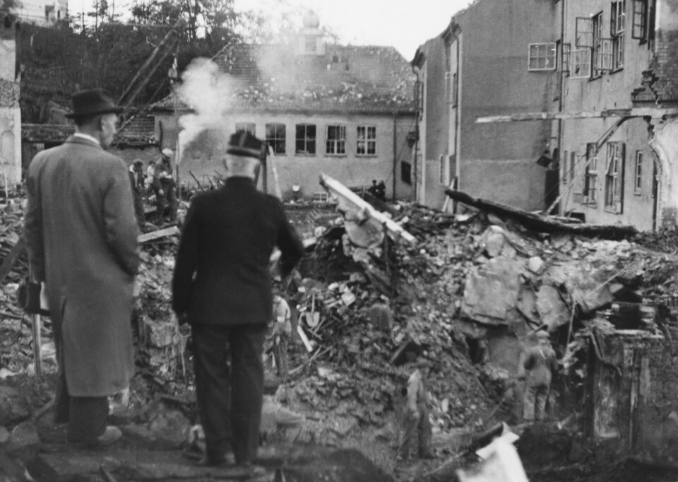 TRAGEDIE: 61 barn mistet livet på Holen skole i Laksevåg da allierte bombefly forsøkte å ramme ubåtbunkeren «Bruno» i Bergen. Ubåtbunkeren ble knapt skadd.