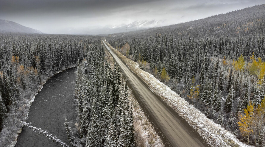 VEIEN TIL FRONTEN: I dag er det et eventyr å rulle gjennom en slik villmark med god bil, god tid og full tank. Men veien dypt inne i den kanadiske villmarken ble bygget nærmest i nødverge.