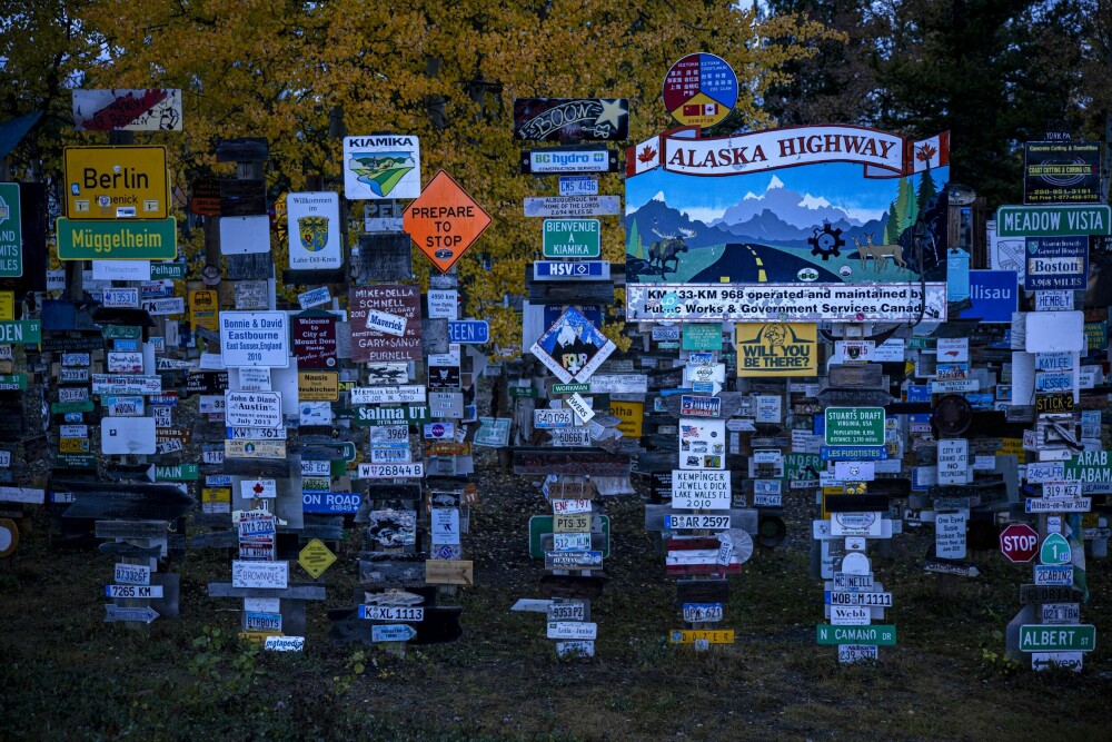 <b>HJEMLENGSEL:</b> The Signpost Forest har nærmere 100 000 skilt. Påfunnet til en soldat med hjemlengsel var starten på det som visstnok er blant Alaska Highways fremste turist­attraksjoner i dag.