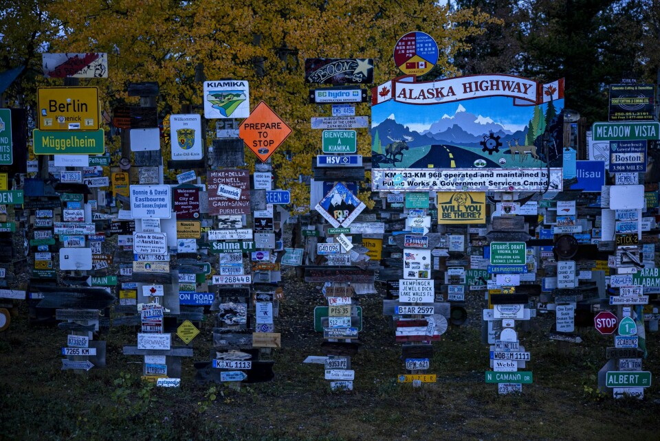 HJEMLENGSEL: The Signpost Forest har nærmere 100 000 skilt. Påfunnet til en soldat med hjemlengsel var starten på det som visstnok er blant Alaska Highways fremste turistattraksjoner i dag.