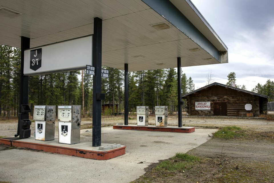 MEN TANKENE MINE FÅR DU ALDRI: Før gikk bilene tregere og veiene var dårligere. Behovet for bensinstasjoner og overnatting var derfor større da. En rekke forlatte bensinstasjoner, salooner og moteller vitner om en svunnen tid langs Alaska Highway.