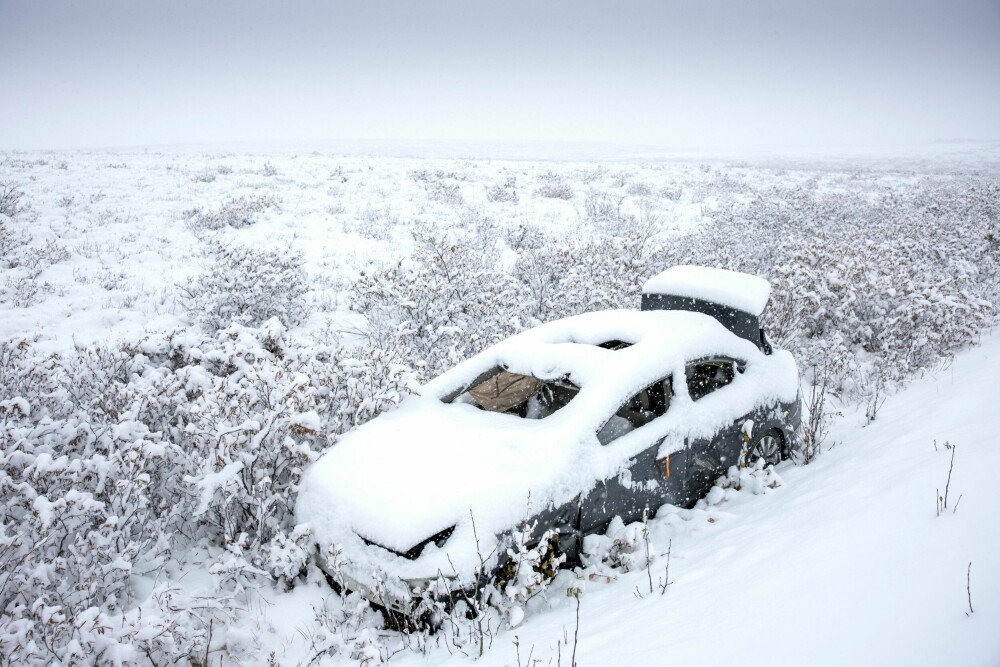 <b>IKKE BARE I NORGE:</b> Vinteren kommer brått på bilistene, også i Canada og Alaska.