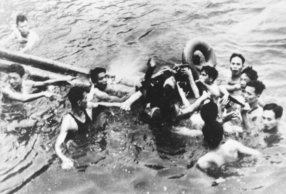 <b>NEDSKUTT:</b> En hardt skadd John McCain blir trukket opp av Trúc Bach-innsjøen etter at jagerflyet han førte ble skudd ned. 