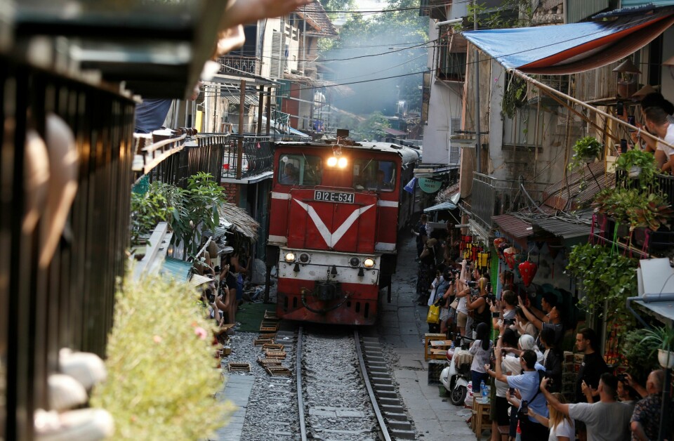 TETT PÅ TOGET: Høsten 2019 stengte vietnamesiske myndigheter Hanois berømte tog-gate på grunn av bekymring for sikkerheten. I januar i år åpnet den populære turistattraksjonen for fullt igjen.