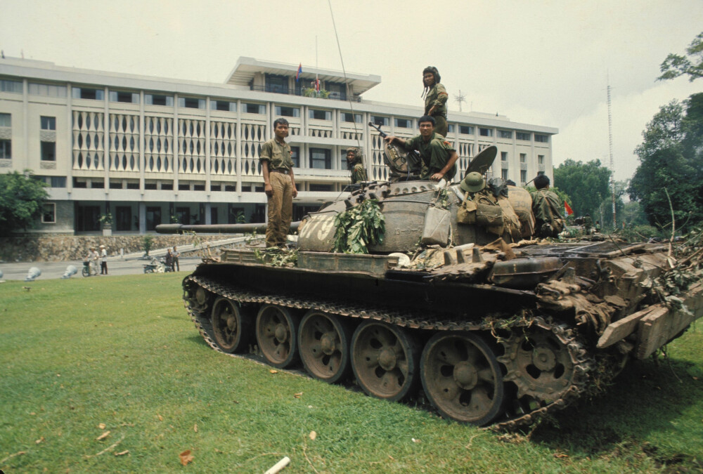 <b>SAIGONS FALL:</b> Nord­vietnamesiske styrker foran president­palasset i Saigon i april 1975.