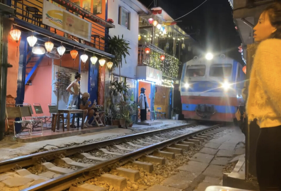 SKYGG BANEN: Et tog er på vei. Her gjelder det å trekke seg unna.