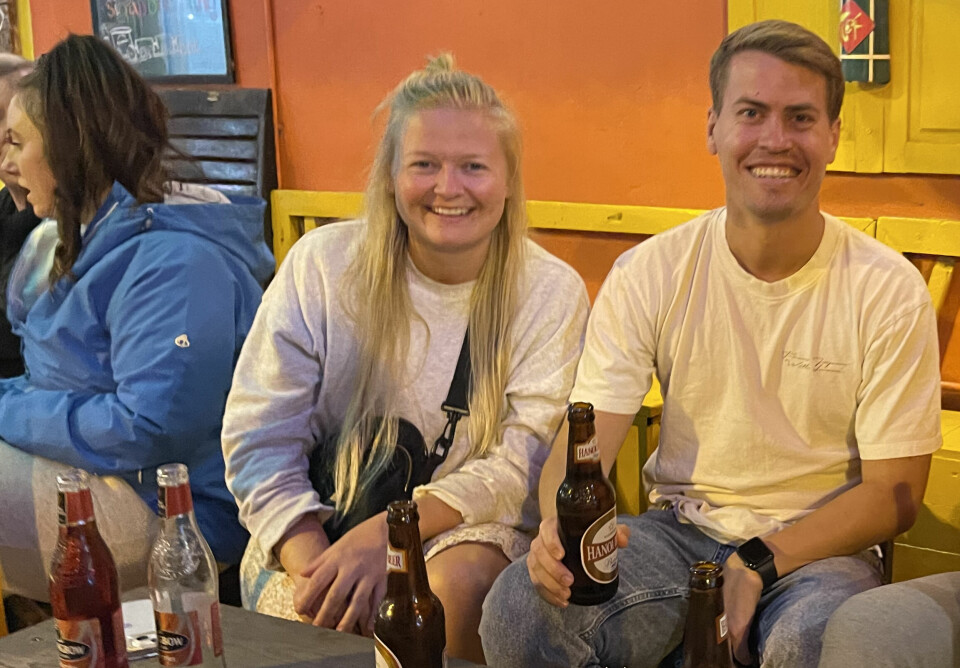 PÅ RUNDREISE: – Train Street var en av tingene vi gledet oss til å se i Hanoi, forteller An-Magritt Feragen Romundstad og Fredrik Tangen.