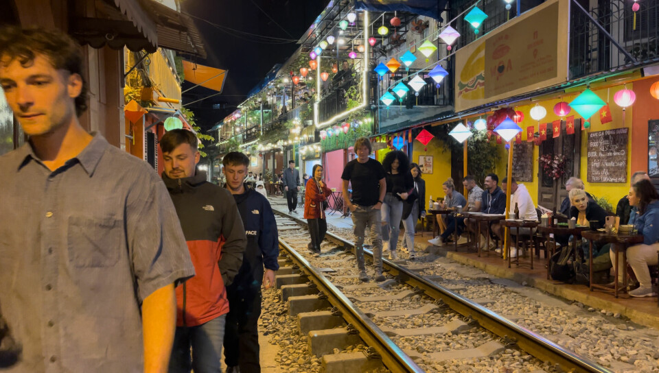 PÅ SKINNEGANGEN: Mellom hver togpassering strømmer folk ut i gaten.