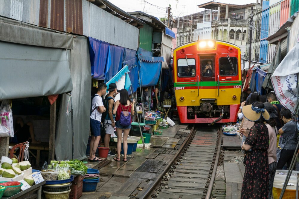 <b>BANGKOK:</b> Det fascinerende togmarkedet i Maeklong, utenfor Bangkok, er et annet sted for den som liker tog som kjører farlig nært.