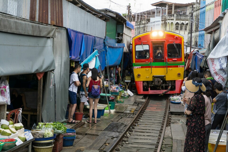 BANGKOK: Det fascinerende togmarkedet i Maeklong, utenfor Bangkok, er et annet sted for den som liker tog som kjører farlig nært.
