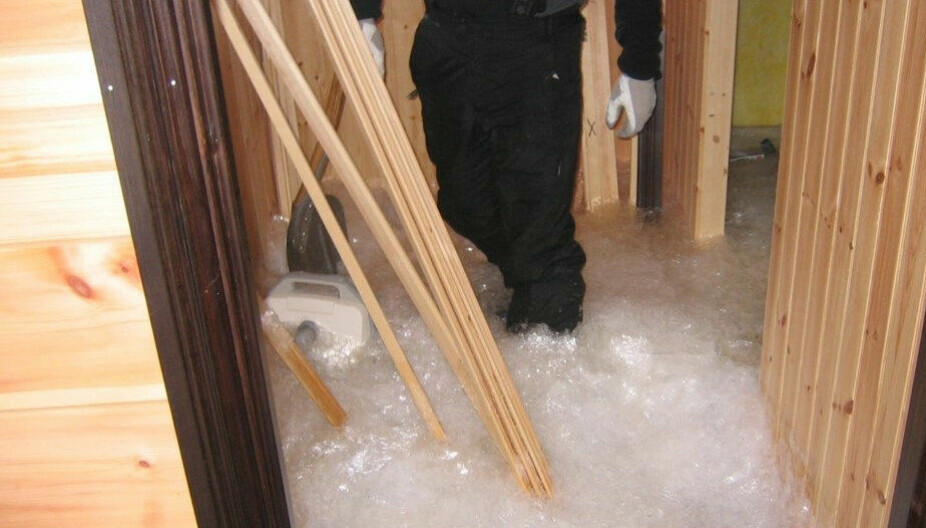 <b>SÅ SPRUTEN STÅR:</b> Ved streng kulde er vannrørene dine spesielt utsatt for frost. Pass på så ikke hytta eller hjemmet ditt blir seende slikt ut.