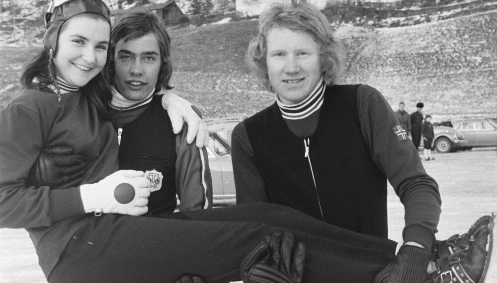 GUTTEJENTA: Juniorhopperne Bjarne Næs (t.v.) og Arnfinn Henden løfter Anita Wold – en av få kvinnelige hoppere i 1973.