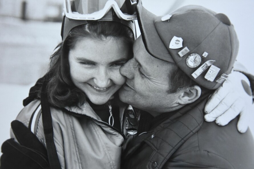 STØTTENDE FAR: Opplevelsene i Sapporo i 1975 ble høydepunktet i Anita Wolds karriere. Her feirer hun sammen med faren Oddvar.