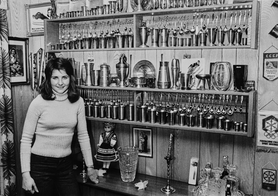 PREMIERT: Den tidligere skihopperen med sin store premiesamling en gang på 70-tallet.