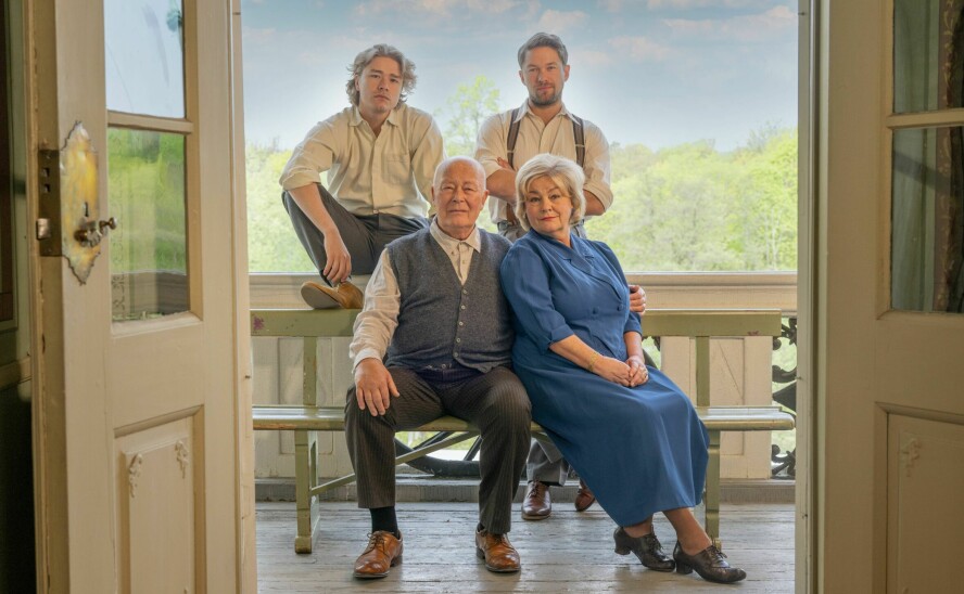 FAMILIEN HOFF OFTEBRO: Til og med 17. desember spiller Nils Ole «Lang dags ferd mot natt» sammen med kona Anette Hoff og sønnene Jonas Hoff Oftebro og Jakob Oftebro på Oslo Nye Teater.