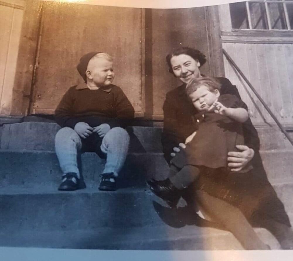 <b>BARNDOM:</b> Arne sammen med mamma og søster utenfor Sten skole på slutten av 40-tallet. Den lille familien på fire bodde i andre etasje. I 1953 fikk skolen navnet Sten-Tærud.