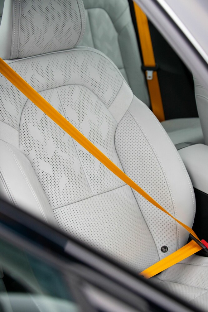 <b>GULT ER KULT:</b> Den gyllengule fargen er varemerket for Polestars Performance-modeller. Gode seter og sittestilling har bilen uansett versjon. 